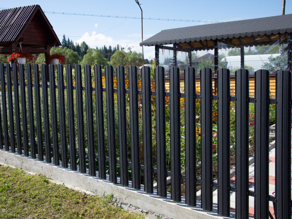 fence contractors in Newtown, CT