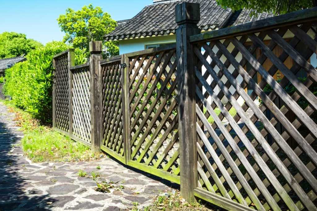 Hiring a Professional Fence Contractor in Newtown, CT